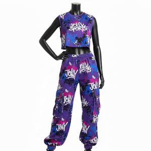 ชุดเซ็ตเสื้อครอปท็อปและกางเกงคาร์โก้สำหรับผู้หญิง ผ้าโพลีเอสเตอร์ผสมสแปนเด็กซ์ GSM ทอแบบอินเตอร์ล็อค เนื้อผ้านุ่ม ระบายอากาศได้ดี ลายกราฟฟิตี พิมพ์โลโก้ด้วยเทคนิค Sublimation - Product Image 1