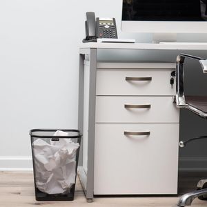 Ensemble de 2 poubelles de bureau noires en métal maillé, 9,75'' L x 9,75'' L x 12,25'' H - Product Image 2