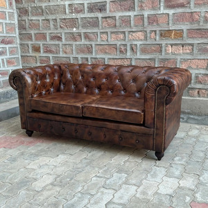 Sofá de Cuero Marrón Vintage con Diseño Desgastado, Botones Profundos, Brazos Enrollados y Detalles de Tachuelas - Product Image 4