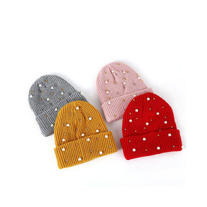 Gorro de punto unisex con diseño de puntos de diamantes de imitación en colores gris, amarillo, rosa y rojo para adultos, uso casual de invierno. - Product Image 1