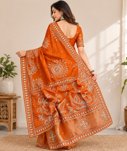 Sari en soie Bandhani orange avec bordure ornée de miroirs, élégant vêtement indien pour mariage, sari de créateur pour femmes, vente en gros - Product Image 4