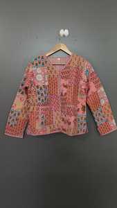 Chaqueta Acolchada Rosa con Parches y Bordado a Mano, Manga Larga, Cuello en V, Estilo Prairie Chic, Ropa Exterior de Primavera para Mujer - Product Image 5