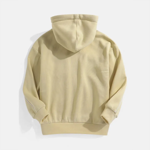 เสื้อฮู้ดผู้ชายสีเบจ ทรงปกติ มีกระเป๋าหน้าสองช่อง สไตล์ลำลอง ผ้าโพลีเอสเตอร์บุขนแกะ ระบายอากาศได้ดี เหมาะสำหรับฤดูหนาว สตรีทแวร์ - Product Image 2