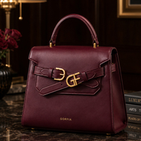 Bolso Bandolera Trapezoidal Color Vino Tinto en Cuero Sintético con Correa Ajustable y Tapa Abatible para Uso Diario