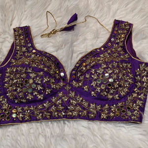 Blusa Corta Acolchada Morada para Mujer, para Bodas de Invierno, Diseño de Diseñador, Satén Tejido 100% Seda, Antiarrugas y Transpirable - Product Image 1