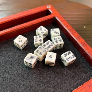 Dados de Cuerno de Búfalo Cuadrados Pulidos Naturales de ILAHI, Ecológicos, con Patrones Únicos, para Amantes de la Religión, Feng Shui, Juegos de Rol y Mesa - Product Image 1