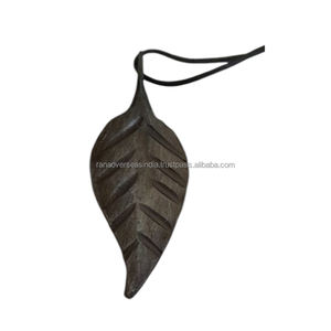 Colgante de hoja de hierro de la mejor calidad, amuleto de moda duradero y de moda para uso diario disponible en varios diseños y tamaños - Product Image 4