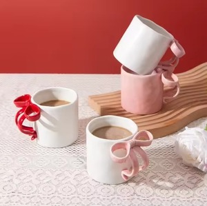 Jolie tasse à café en céramique avec de jolis nœuds colorés sur les poignées, parfaite pour les filles et les enfants. - Product Image 1