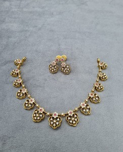 Collar Corto de Lujo con Diseño Floral y Piedras AD, con Juego de Aretes a Juego, Colección de Joyería Femenina de Alta Gama y Calidad Premium - Product Image 4