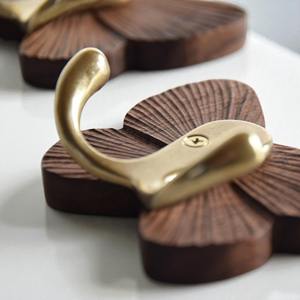Gancho de pared de madera con diseño de mariposa, colgador decorativo rústico para puerta de cocina, para colgar delantales, guantes de horno y artículos de tela - Product Image 5