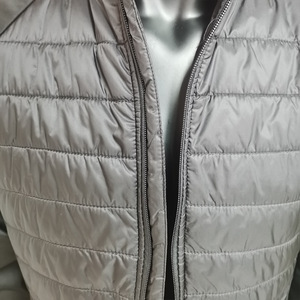 Gilet matelassé élégant pour homme, chaud et durable, sans manches, parfait pour l'hiver et les activités de plein air, OEM - Product Image 4