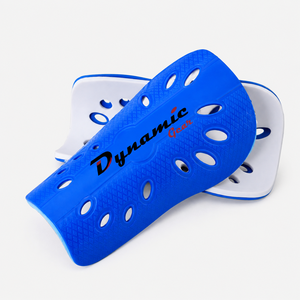 Protège-tibias de football miniatures de couleur rouge au design unique, personnalisables avec logo ou motif, pour adultes et enfants, prix de gros. - Product Image 4