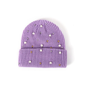 Gorro de punto unisex con diseño de puntos de diamantes de imitación en colores gris, amarillo, rosa y rojo para adultos, uso casual de invierno. - Product Image 3