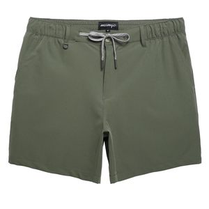 Pantalones cortos para correr para hombre, de tela suave, color verde liso, con ajuste relajado, ultraligeros y con control de humedad - Product Image 1