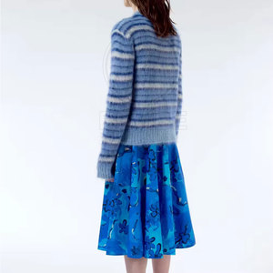 เสื้อกันหนาวแฟชั่นใหม่สำหรับผู้หญิง สีและผ้าสั่งทำได้ พร้อมโลโก้ด้านหน้า สไตล์ลำลอง ขายดี - Product Image 3