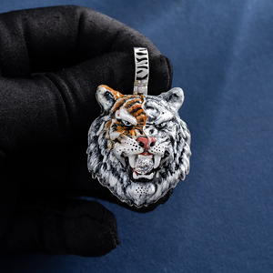 Pendentifs en moissanite 3D en forme d'animal, vente en gros, émail, moitié blanc et moitié orange, visage de tigre, pendentif de bijoux, argent 925, bijoux personnalisés - Product Image 1