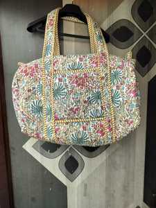 Bolso de hombro acolchado de algodón bordado con motivos florales, construcción acolchada para salidas informales y viajes. - Product Image 4