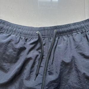 Shorts d'entraînement pour hommes à séchage rapide avec logo personnalisé pour la salle de sport, la remise en forme et la musculation. - Product Image 3