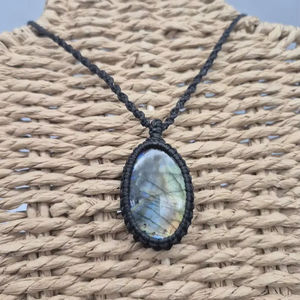 สร้อยคอทำมือแบบมาคราเม่ รูปทรงลูกแพร์ จี้คริสตัลธรรมชาติ สายปรับได้ สีดำ สไตล์โบโฮ คริสตัลบำบัด ของขวัญแต่งงาน - Product Image 1