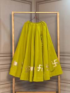 Tenue traditionnelle pour femmes pour les festivals : Lehenga en soie romaine avec fleur de lotus, travail de dentelle Gota et miroir, haut brodé Kutchi Gamthi, infroissable - Product Image 3