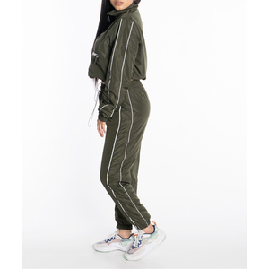 Conjunto deportivo de dos piezas para mujer, con chaqueta con cremallera y pantalones tipo jogger, traje cortavientos personalizado para mujer - Product Image 3