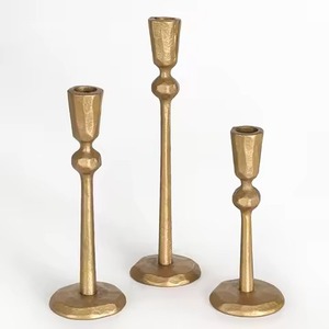 Porte-bougie en fer au design floral, d'une fabrication raffinée, conçu pour les styles traditionnels et modernes. - Product Image 3