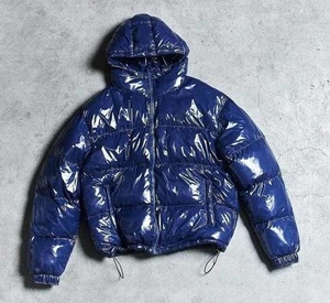 Doudoune à capuche noire légère pour hommes Veste matelassée matelassée de créateur pour l'hiver Veste en nylon matelassée pour l'extérieur - Product Image 5