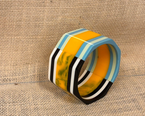 กำไลข้อมือเรซิ่นลายทางสีแดงขาวทำมือทรงกลม แฟชั่นสำหรับผู้หญิง FAIZA CRAFT - Product Image 5