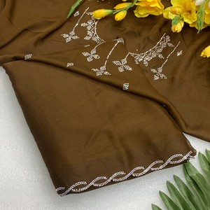 Sari en soie Chinon de qualité supérieure VASTRA COTTAGE avec broderie de pierres Zharkan et blouse de créateur brodée - Product Image 3