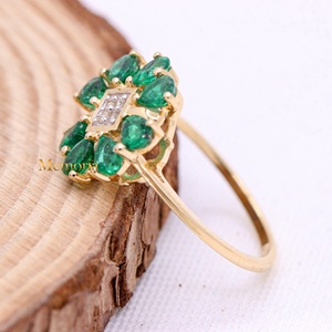 Anillo Floral de Oro Amarillo Sólido de 14K con Esmeralda Natural de Corte Pera y Racimo de Diamantes, Joyería Fina, Memoria Jewels, Venta al por Mayor - Product Image 5