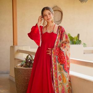 Ensemble de costume Anarkali en soie Tabby premium avec palazzo et dupatta imprimé numériquement, travail de dentelle fantaisie effet miroir, Anarkali évasé de 4,5 mètres - Product Image 1