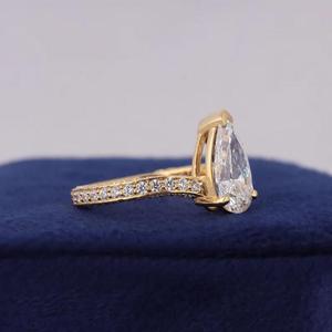 Anillo Solitario con Diamante Corte Pera en Oro Amarillo Sólido con Piedras Redondas con Incrustaciones y un Elegante Diseño Moderno Inspirado en una Espiral - Product Image 4