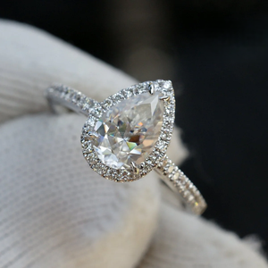 Anillo de Oro Blanco con Diamante Corte Pera y Piedras Laterales para Mujer – Joyería Elegante y de Lujo para Compromiso, Boda y Aniversario - Product Image 1
