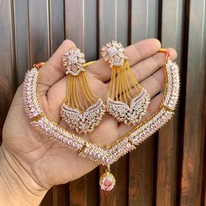 ชุดสร้อยคอและต่างหูคริสตัลสีแดงชุบทองขายส่ง เครื่องประดับชาติพันธุ์สำหรับผู้หญิง ชุดเครื่องประดับแฟชั่นงานแต่งงาน ดีไซน์ล่าสุด - Product Image 2