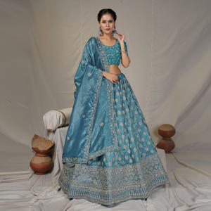 ชุดเลเฮนกาโชลีสีทองประดับด้วยด้ายปักลายหรูหรา กระโปรงทรงบาน เสื้อทรงเข้ารูป ผ้าคลุมไหล่โดดเด่น ชุดสำหรับงานเฉลิมฉลอง - Product Image 2