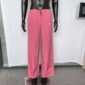 กางเกงวอร์มไนลอนสีแดงพรีเมียมสำหรับผู้ชาย น้ำหนักเบา เอวยางยืด สไตล์ลำลองเรียบง่าย รับผลิตแบบ OEM ขายส่งจำนวนมาก - Product Image 4