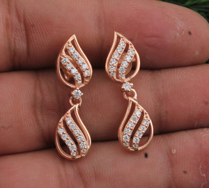 Boucles d'oreilles pendantes en plaqué or rose avec pierres en zircone cubique, bijoux minimalistes de luxe pour femmes, vente en gros - Product Image 4