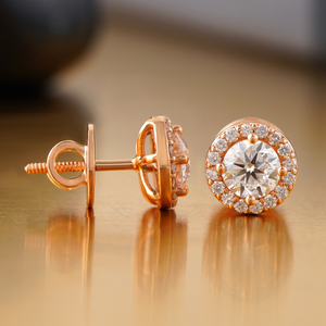 ต่างหูเพชรทรงกลม 1.12 กะรัต แบบ Halo Lab Grown Diamond พร้อมตัวเรือนทองคำกุหลาบ 14K ความใส VVS1 รูปทรงสกรู มีให้เลือกทั้งสีขาว สีเหลือง และทองคำ 18K - Product Image 3