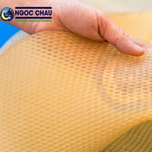 Lámina de caucho natural Ngoc Chau, grado espumado, alta resistencia al impacto, origen Vietnam, para componentes de calzado y tacones, asequible. - Product Image 1