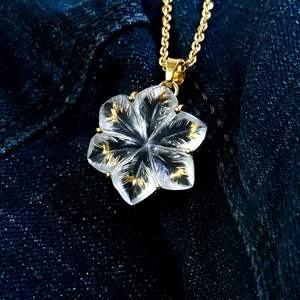 Pendentif Fleur en Cristal de Quartz AAA Sculpté à la Main, Collier Fleur en Cristal de Quartz pour Femme, Pendentif en Pierre Précieuse, Bijoux Faits Main - Product Image 2