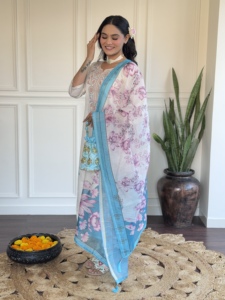 ชุดคุर्ติผ้าวิสโคสชานเดรีสีขาวหรูหราทรงตรง พร้อมกางเกงผ้าวิสโคสชานเดรี และผ้าคลุมไหล่พิมพ์ลายผ้าไหมชานเดรีคุณภาพดีที่สุด - Product Image 4