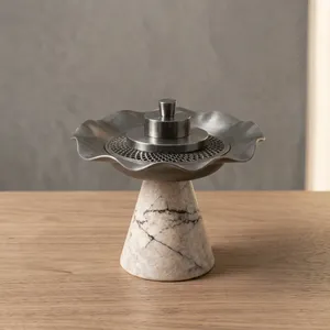 Élégant brûleur d'encens en étain sur socle en résine veinée, avec un rebord ondulé en forme de lotus et un détail d'insertion en maille. - Product Image 5