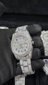 Montre Moissanite VVS à griffes multiples la plus vendue, entièrement sertie, en acier inoxydable, mouvement mécanique, cadran en verre, analogique, Charm India - Product Image 4