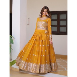 LEHENGA CHOLI DE CRÉATION EXCLUSIVE EN GEORGETTE AVEC BRODERIE ET PAILLETTES, ET DUPATTA JAUNE - Product Image 1