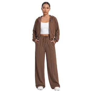 Conjunto de chándal de forro polar para mujer al por mayor: sudadera con capucha corta y pantalón de pierna ancha, de tejido grueso, corte holgado, con cordón ajustable, personalizable. - Product Image 1