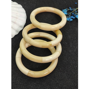 Bracelets en résine design pour femmes, bijoux tendance, bracelets en résine transparente faits à la main pour un look moderne - Product Image 1