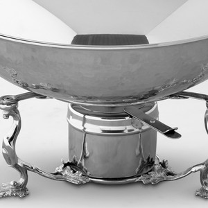 Plat à chafing en argent martelé avec poignées de support à motif feuille et couvercle décoratif en forme de fruit pour événements gastronomiques et mariages - Product Image 6