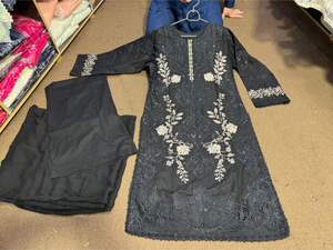 Collection Cousue en Gros : Ensembles 3 Pièces en Lawn pour Femmes Pakistanaises et Indiennes avec Dentelle et Boutons – Marque Dr Haris – Luxe et Haute Qualité - Product Image 4