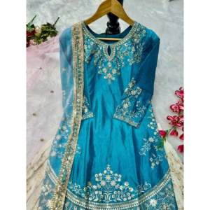 Vêtements traditionnels chinois de créateur - Haut, bas et dupatta brodés pour les fêtes - Product Image 4