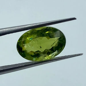 เพอริดอทดิบสีเขียวธรรมชาติ 100% รูปทรงวงรี ขนาด 8x12 มม. น้ำหนัก 4.70 กะรัต ได้รับการรับรองจากประเทศจีน สำหรับทำเครื่องประดับ - Product Image 1